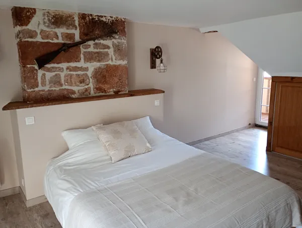 chambre 1 , lit en 160 ou 2lits en 80 au dernier étage, télévision balcon lumière traversante , vue sur rue et terrasse salle d'eau dans la chambre, w
